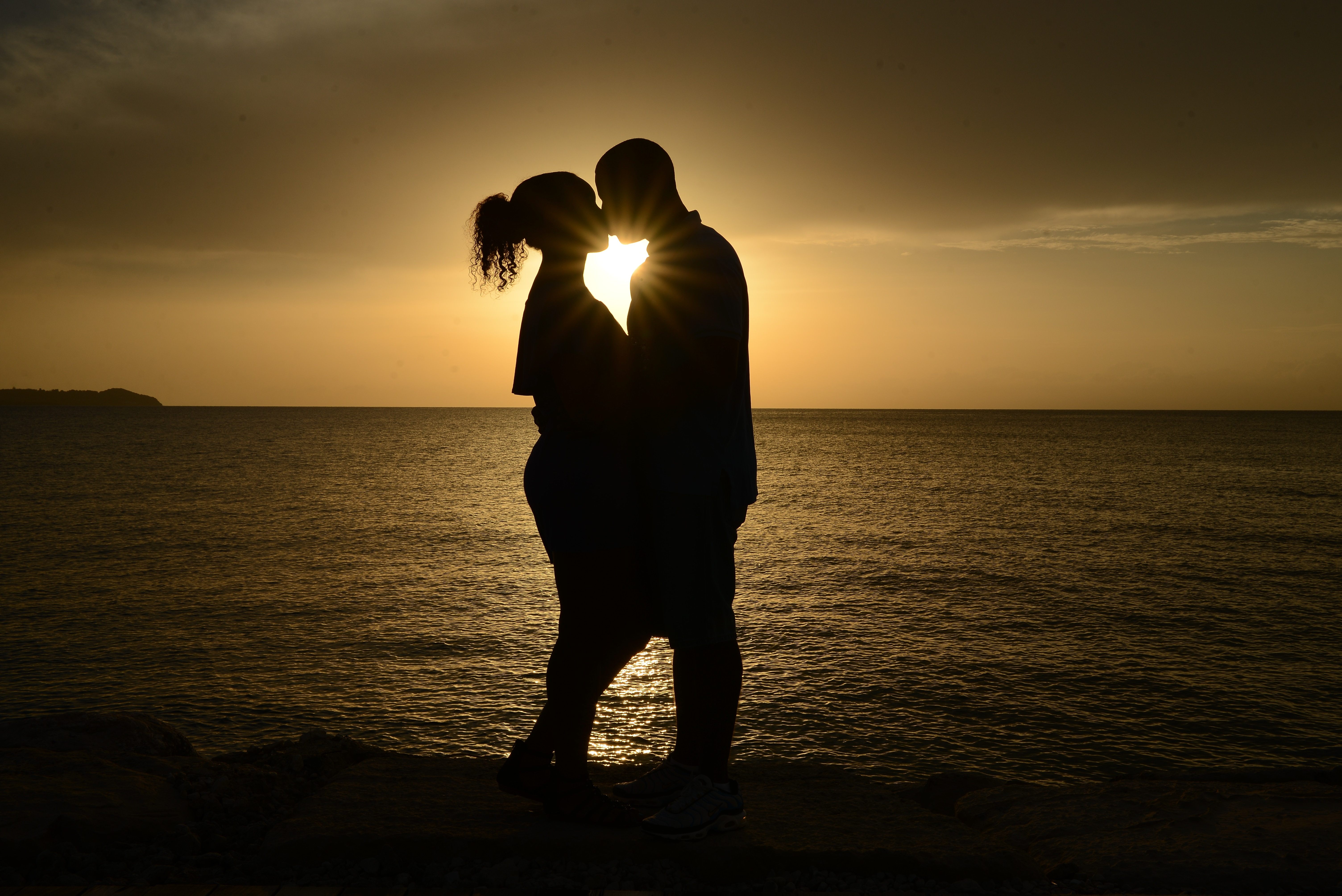 8 incredible scientific things that happen the first time you kiss someone