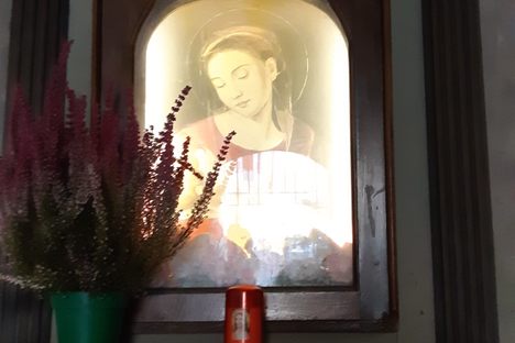 Close up of the Madonna image 