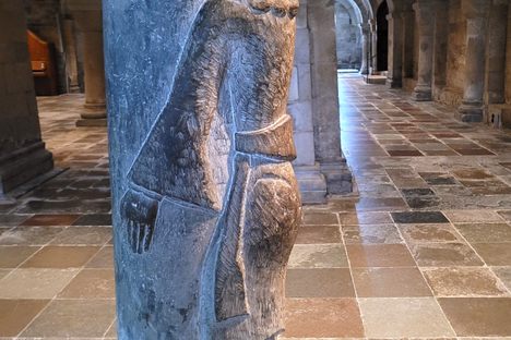 Giant Finn gripping a crypt pillar.