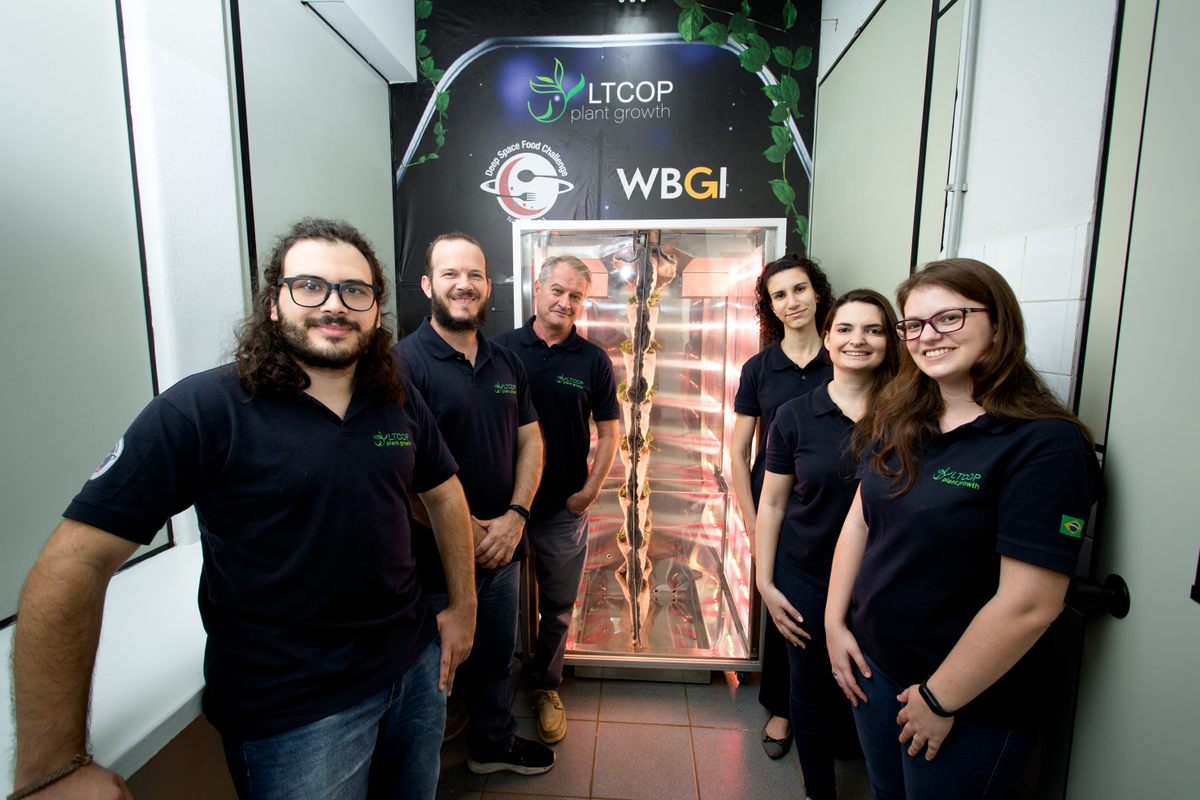 Rodrigues (third from left) with his team at the Laboratory of Ornamental Plants for Tissue Culture.
