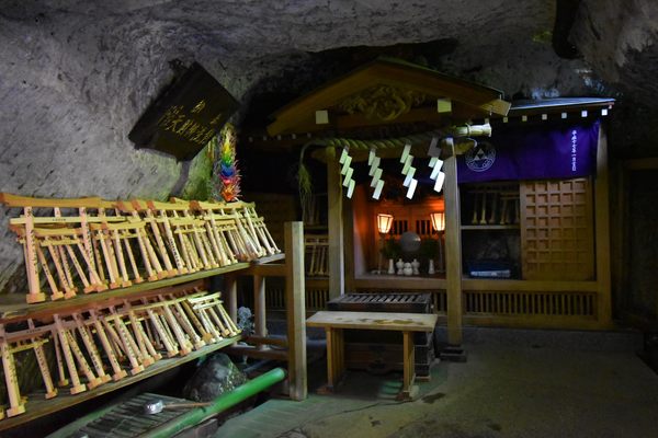 The okumiya or "inner shrine" of Zeniarai Benten.