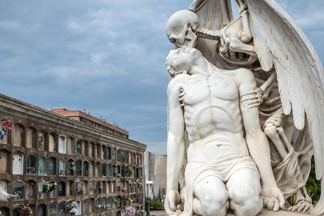 The Kiss of Death, designed by Joan Fonternat and carved by Jaume Barba in 1930, in Barcelona’s Poblenau Cemetery. It marks the grave of textile manufacturer Josep Llaudet Soler. 