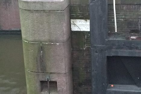 The last remaining in situ Huddesteen in the Eenhoorn lock.
