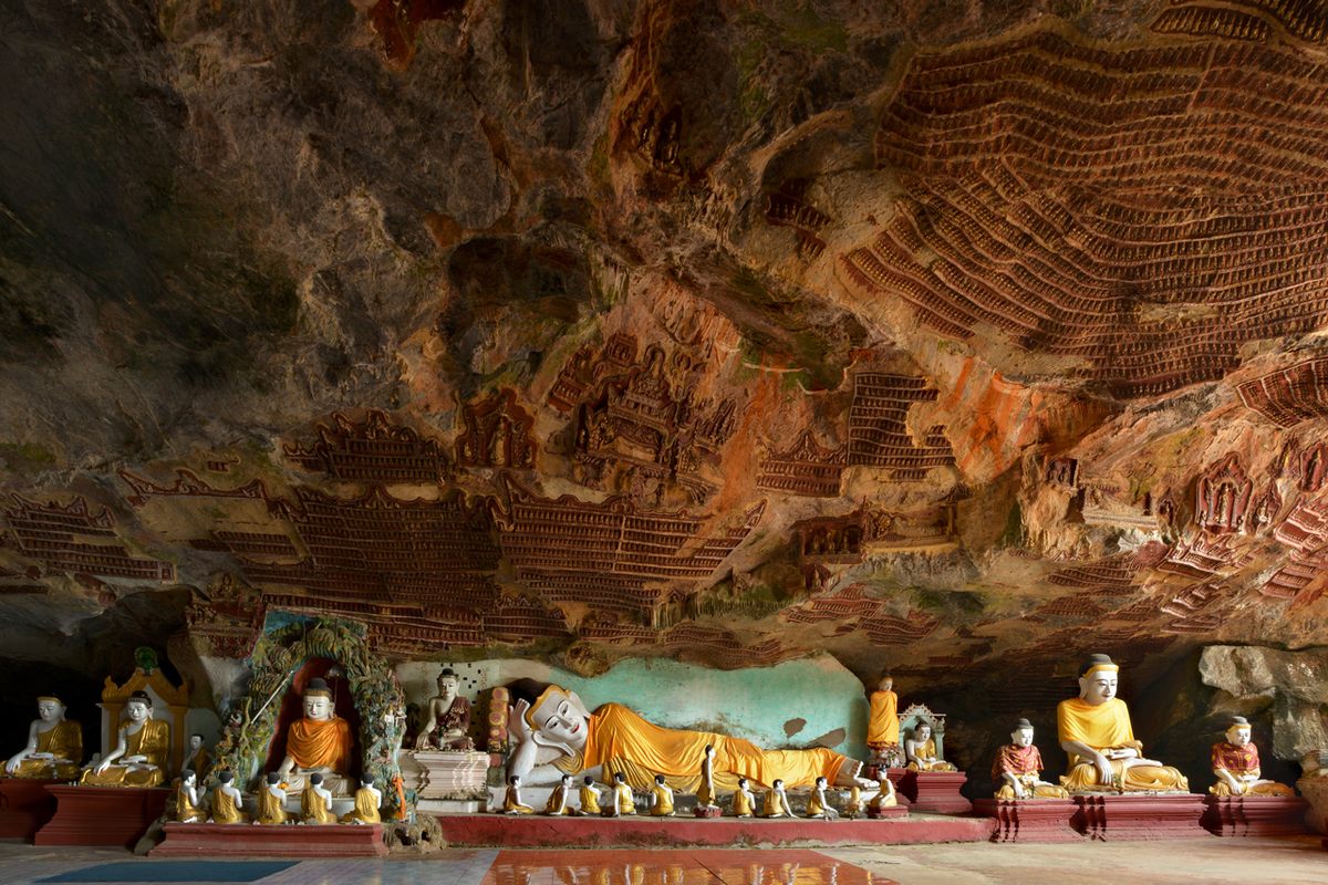 A panoramic view inside Kawgoon Cave.