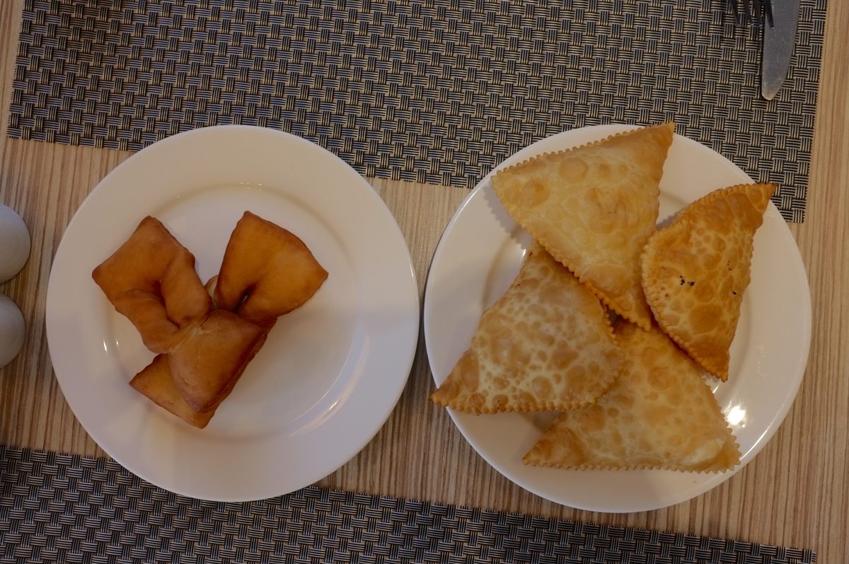 Iš kairės į dešinę: Luqum, savotiškas keptas pyragas, ir haleva, keptas koldūnas, įdarytas sūriu ar bulvėmis.
