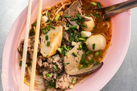 Bowls can be customized with pork balls, fish cakes, offal, and more. 