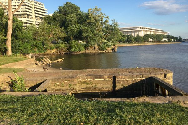The water gate in foreground, Watergate Hotel in background