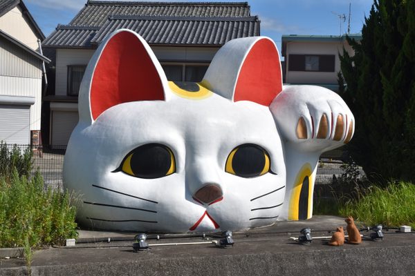 Tokonyan, the giant lucky cat.
