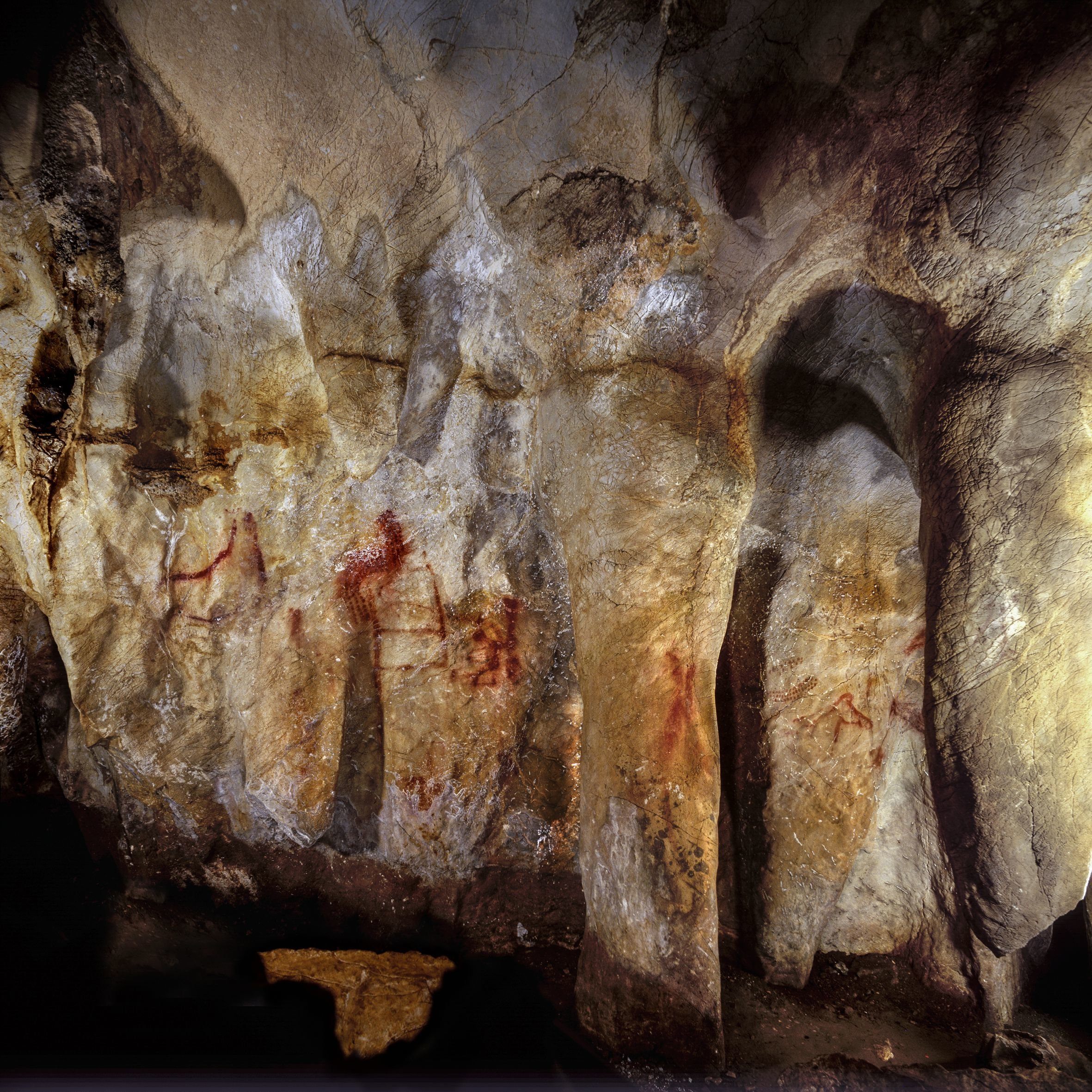 The ladder shape composed of red horizontal and vertical lines (center left) dates to older than 64,000 years and was made by Neanderthals.