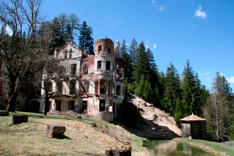 The Grand Hotel Wildbad stands in ruins today. 