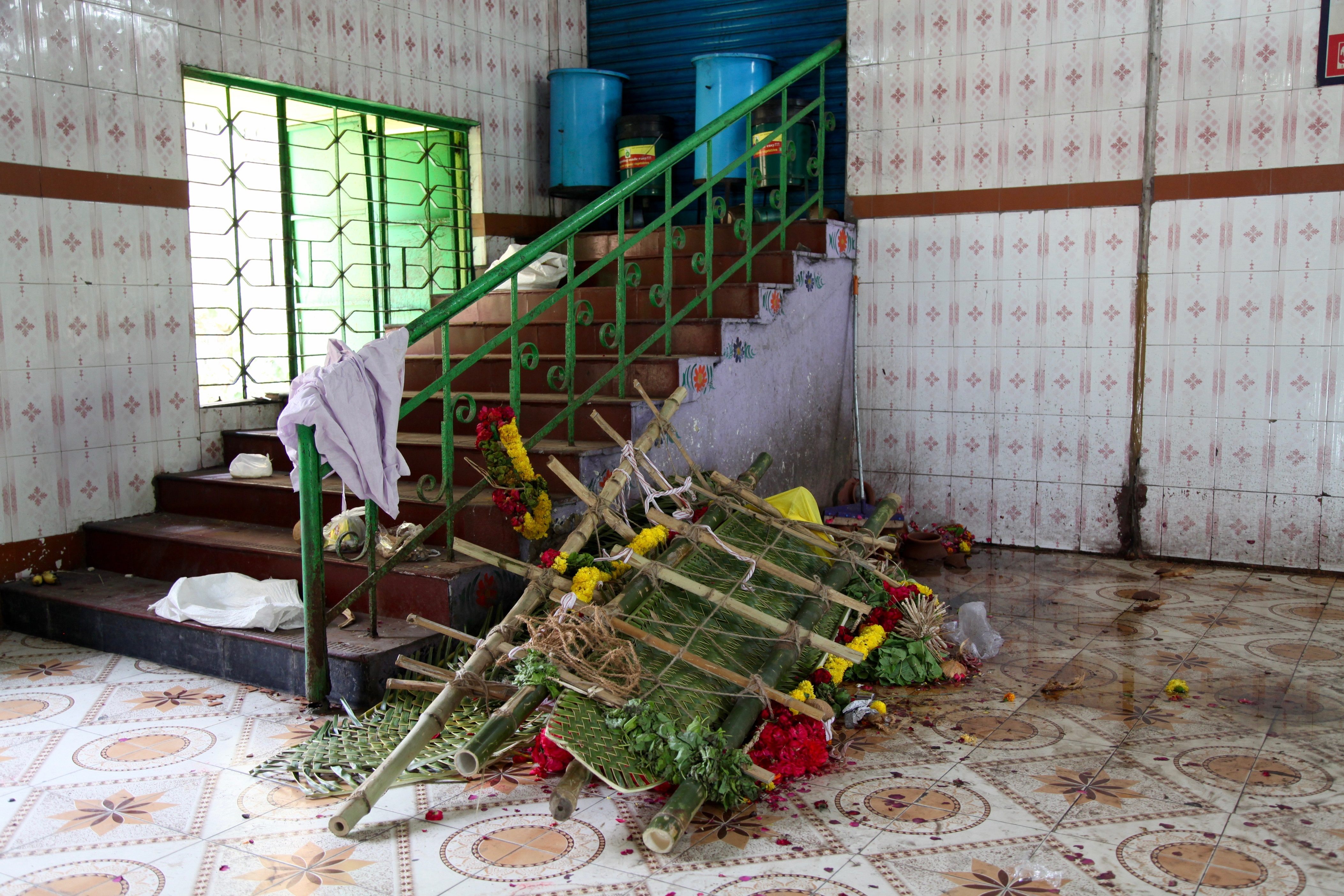 The paraphernalia used in the final rites—flowers, the stretcher where the body is kept, excess clothing, offerings—are removed from the body before it is pushed into the furnace. 