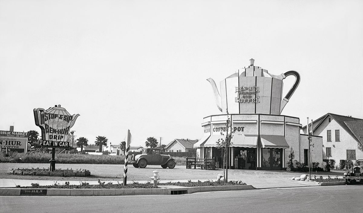 The Coffee Pot on Wilshire in Los Angeles, photographed circa 1935.