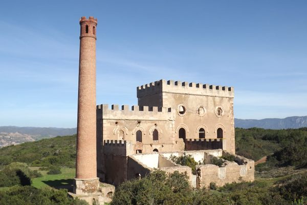 Near the village, there is this curious building, built in 1870. Inside it there was a steam plant, to lift the lead and silver minerals from the galleries below the ground. The miners nicknamed it "Sa Macchina Beccia" (The old machine, in Sardinian language). The plant stopped working in 1940.