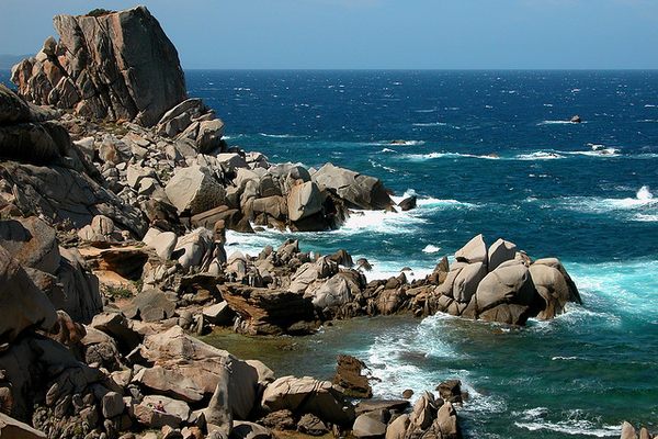 Waves lap the shore of Capo Testa (Flickr/Frengo2.0)