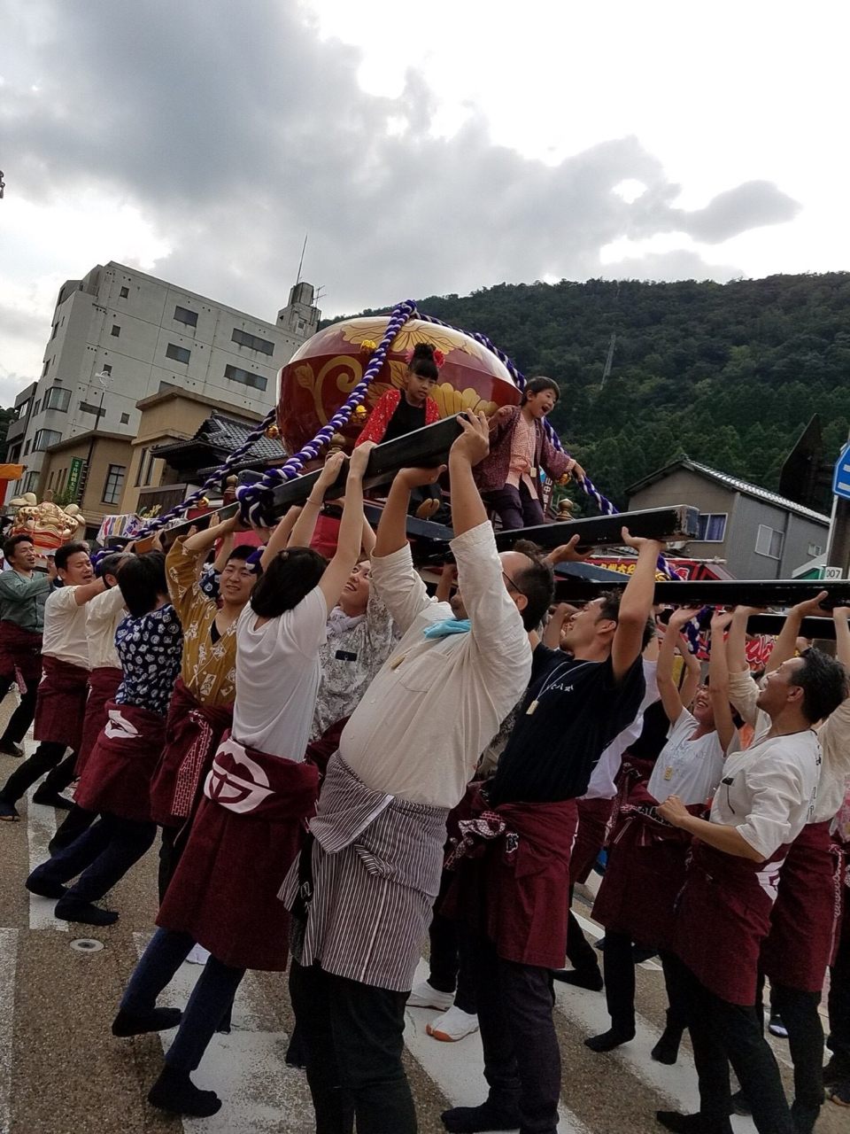The team shouts "Sa— Sa— Sa—!" as they practically toss the owan-mikoshi into the air.