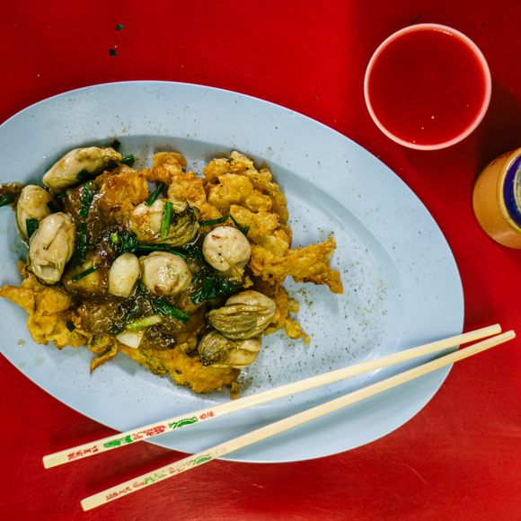 At Nai Mong Hoi Thod, the oyster omelet is worth waiting for.