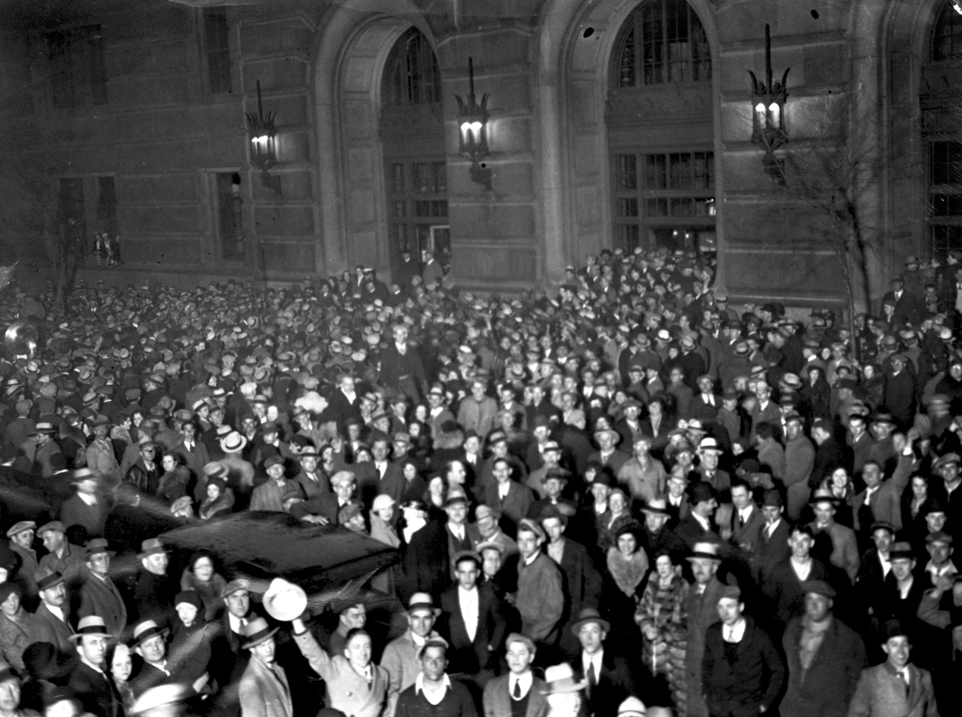 Some of the 25,000 people gathered outside the Anheuser-Busch Co. brewery on New Beer's Eve.