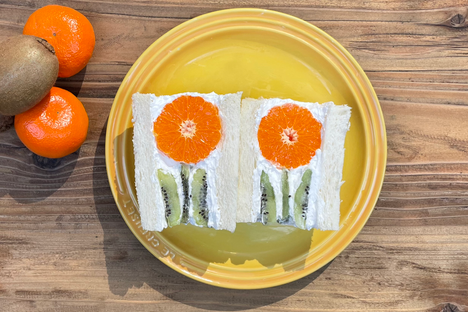 This fruit-filled sandwich hides a pretty flower inside.