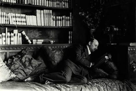 "Gabriele D'Annunzio reading".