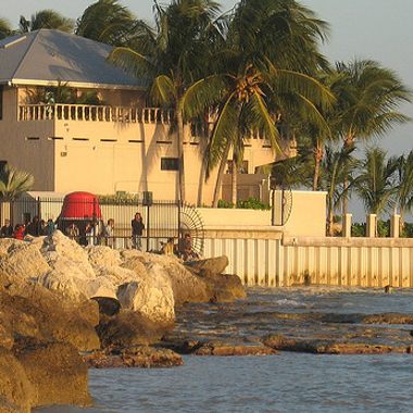 Tourists flock to the buoy (Flickr/Turtle43)