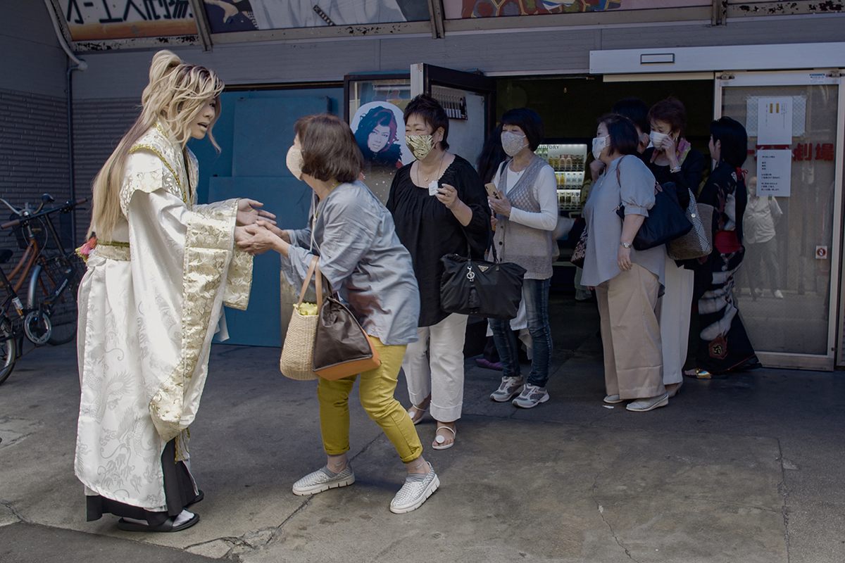 Meeting the performers is a key part of any taishū engeki show.