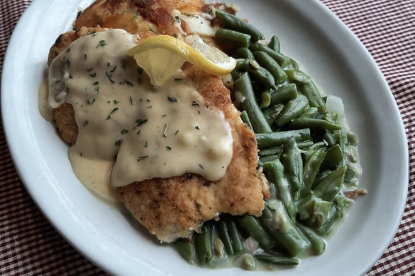 Hähnchen, or chicken, schnitzel, comes with a creamy gravy.