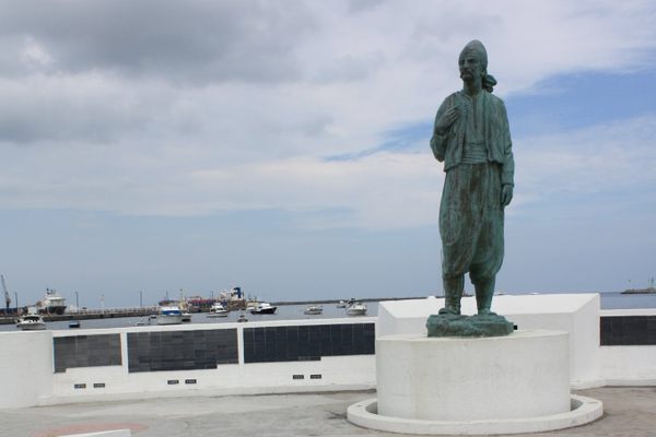 Statue and cedar-shaped memorial in Veracruz.
