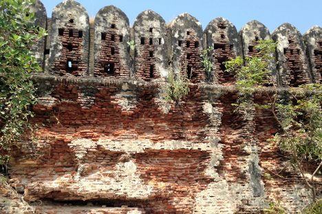 Defensive wall, great example of Mughal-era architecture