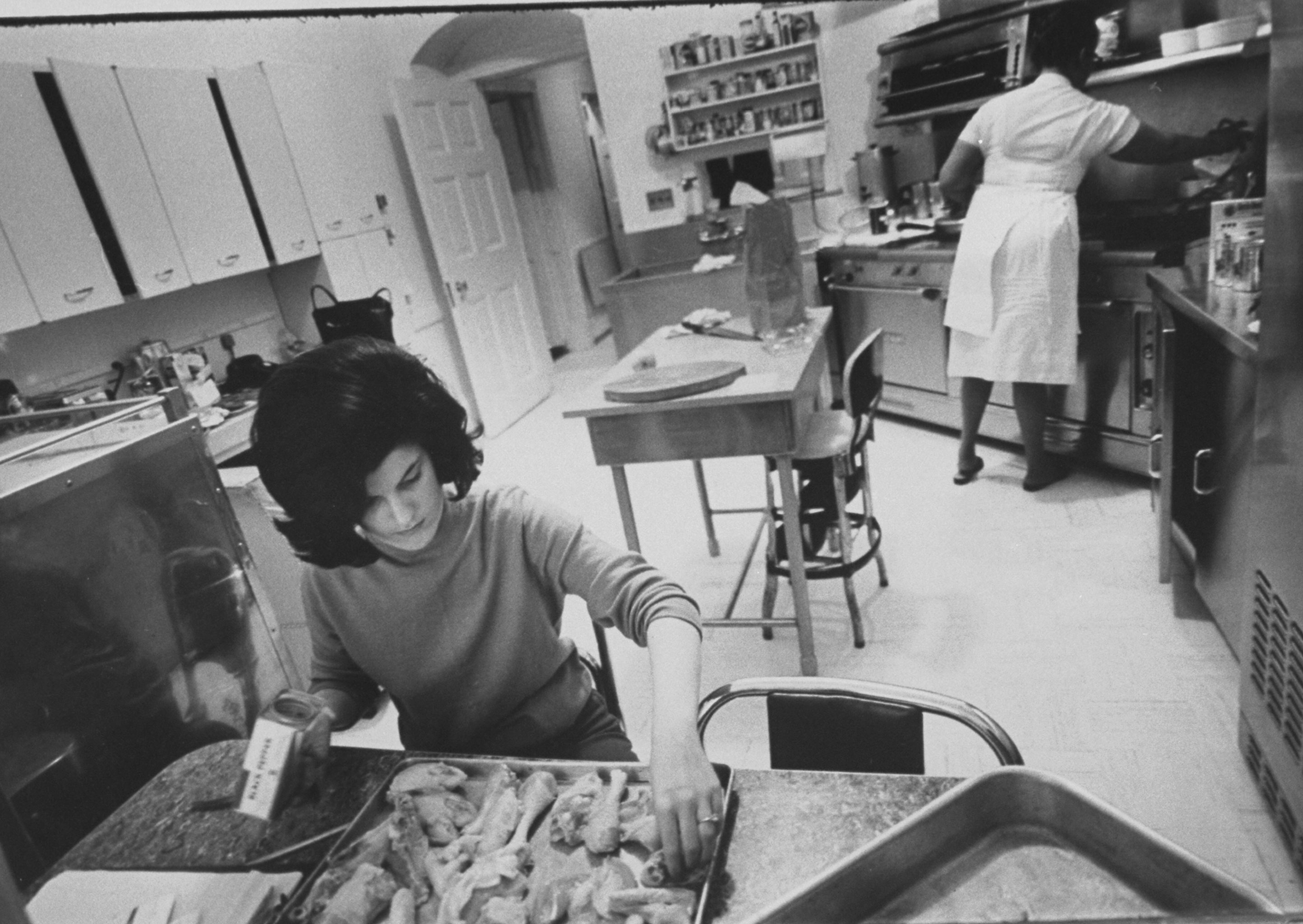 White House chef Zephyr Wright and Luci Johnson cook dinner for guests.