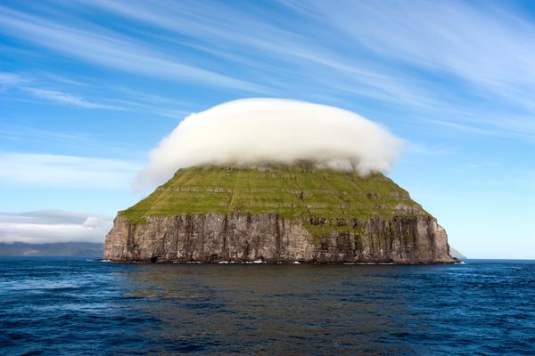 Lítla Dímun and its cloud.