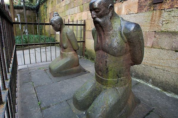 Qin Hui Statue at Yue Fei Temple in Hangzhou - Atlas Obscura