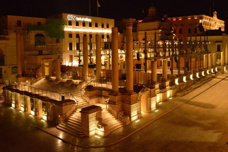 The exterior of Pjazza Teatru Rjal at night.