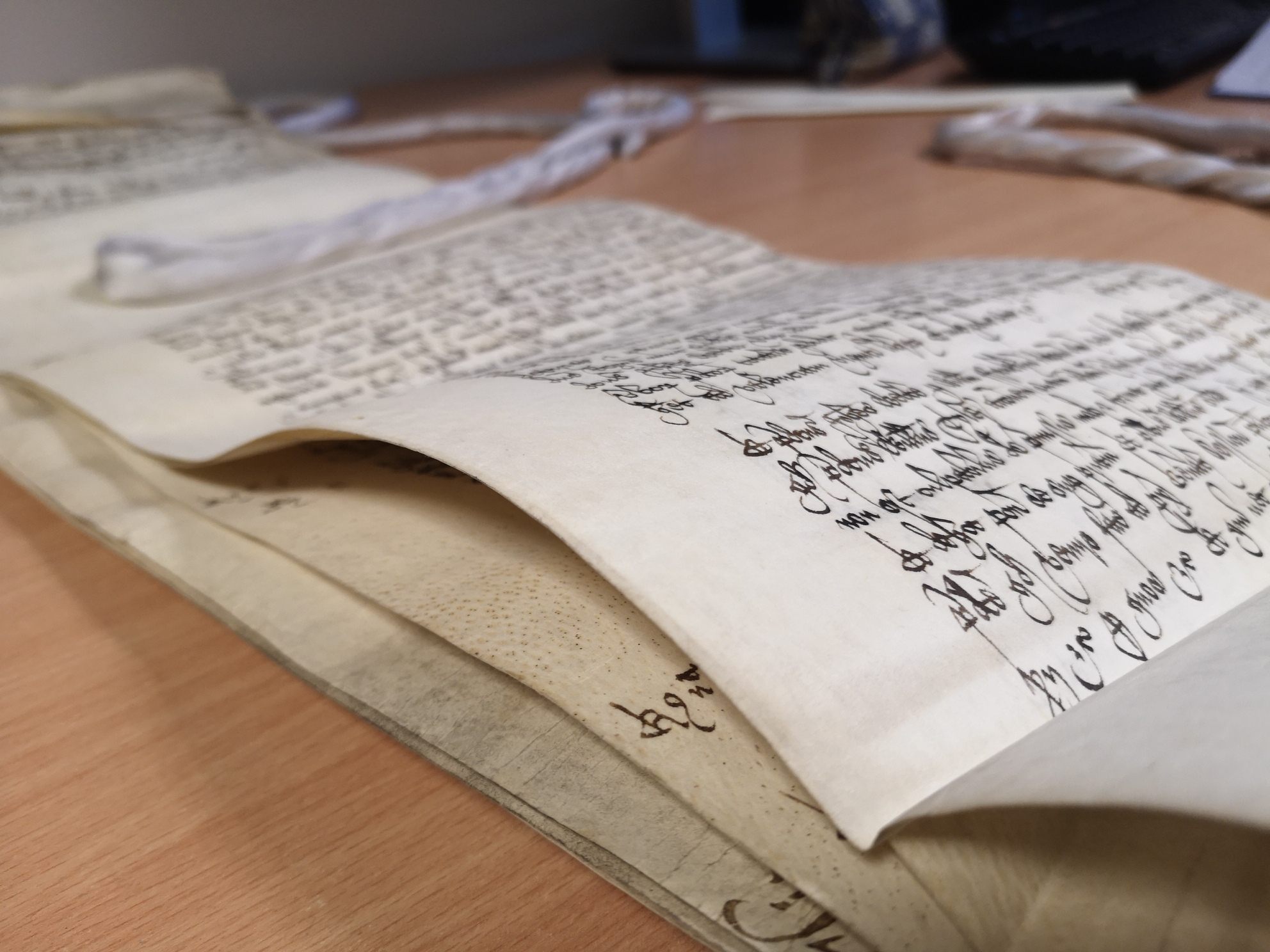 A page from the archives of Ely, likely describing very petty thefts and also murder.