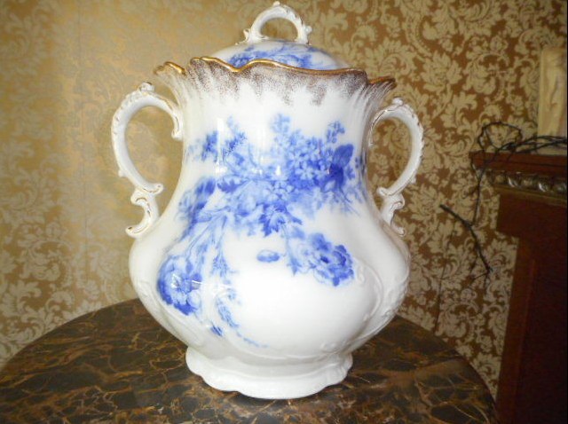 Large mint chamber pot.