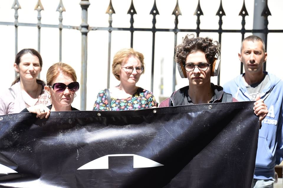 Protestors carry Sibiu eye banners.