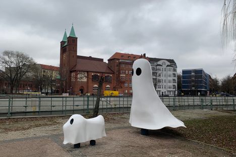 This adorable spectral duo can be found in Moabit.