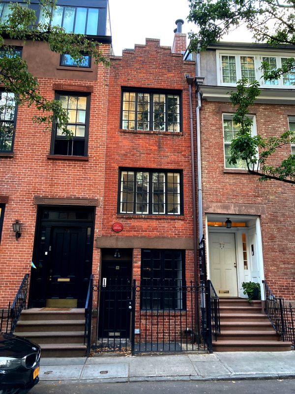 75 1/2 Bedford Street - the narrow 'spite' house photo 2