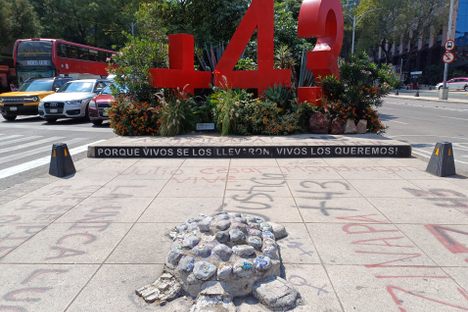 The turtle, with its slow pace, has become a symbol of inefficiency in the Ayotzinapa case. 
