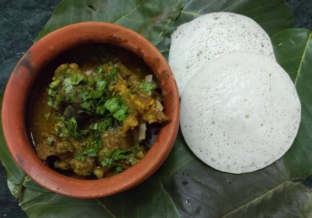 Ajam Emba's mutton <em>mudawwal</em> (curry) with <em>khapra roti</em> (thick rice crepes).