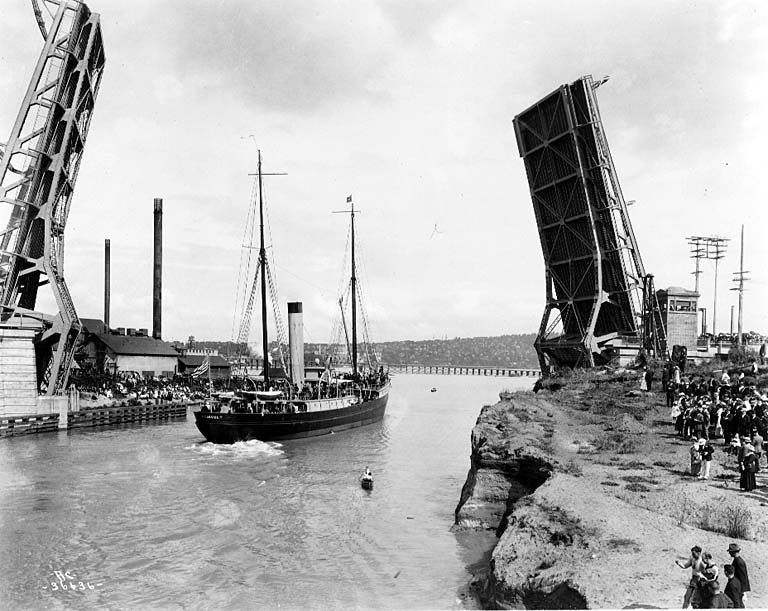 The bridge lets a ship through in 1917, its first operational year.