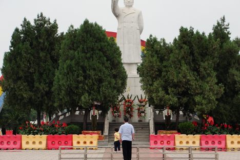 The statue of Mao Zedong in the public square.