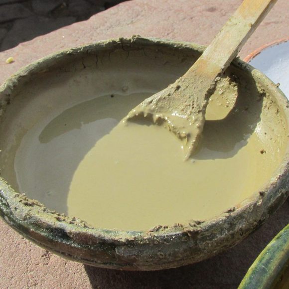 Arcilla de chaco is a mixture of clay, water, and salt. 