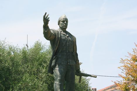 The Rakovac memorial from the knees up