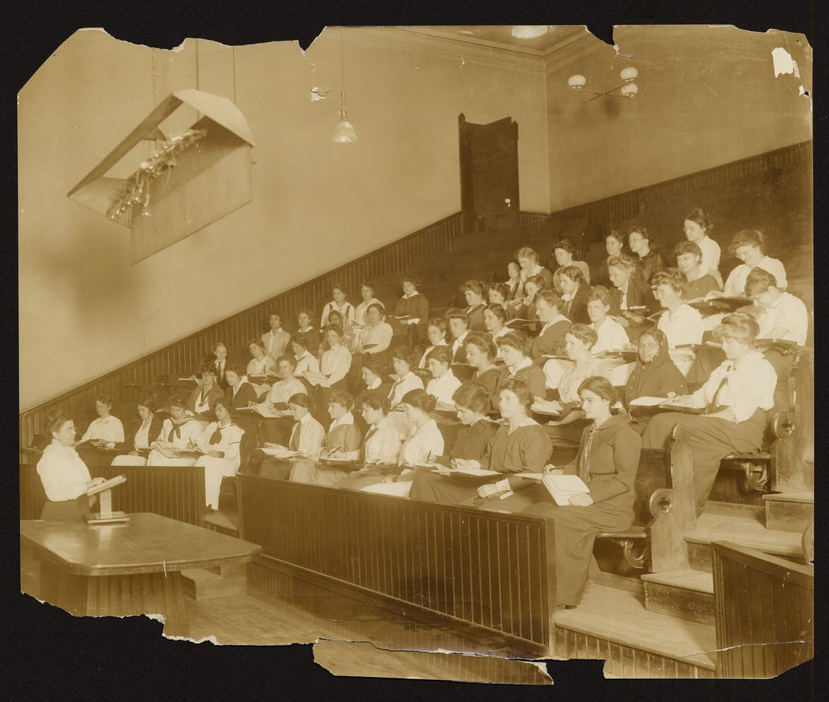 Ella B. Everitt lecturing, 1915.
