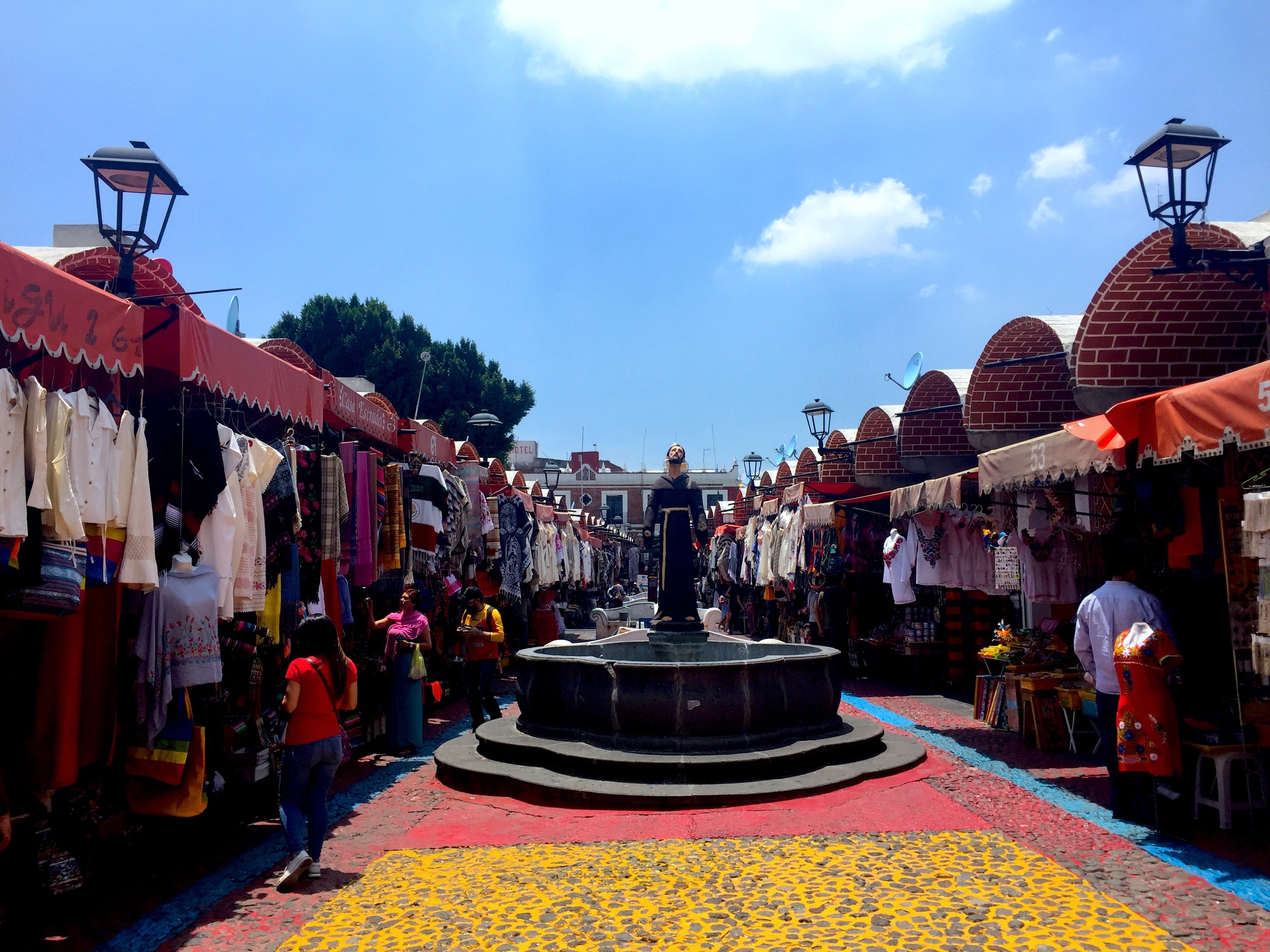 En route to El Colibrí lies the Mercado de Artesanías El Parián.