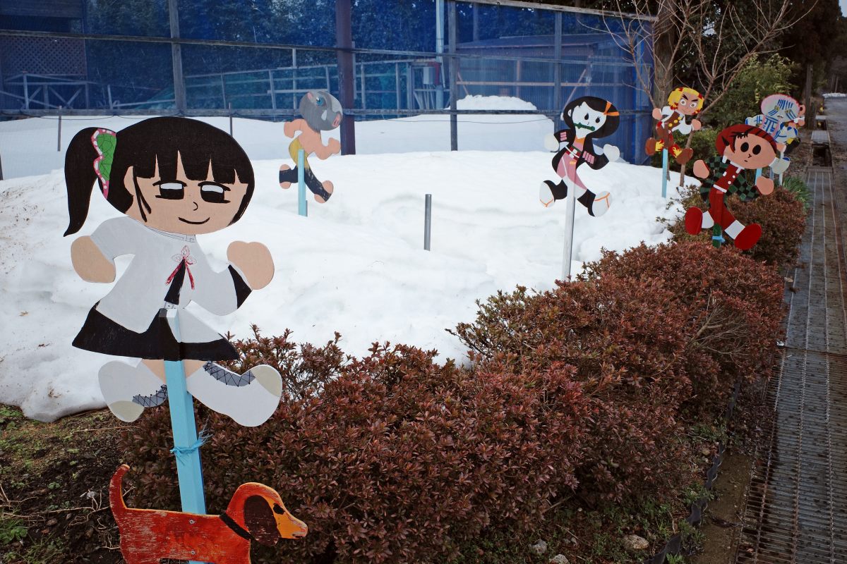 The basic design can be a canvas for creativity, as can be seen in these signs in Makino Town, Shiga Prefecture.