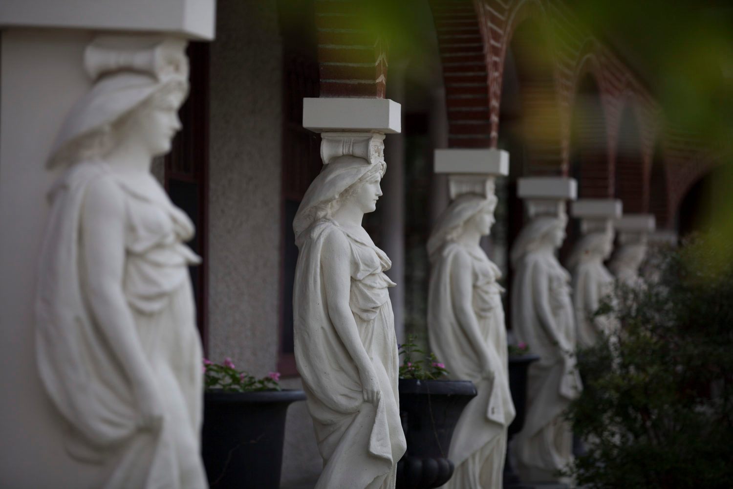 The grounds have many pieces of statuary, including the “Aloha Maidens.”