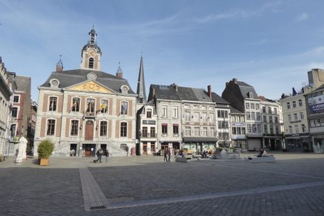 Grand'Place with the town hall (1766) and Li Bassinia.