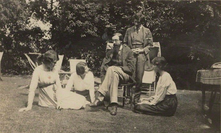 A group of Bloomsbury members, including Virginia's sister Vanessa Bell, but excluding Virginia. 