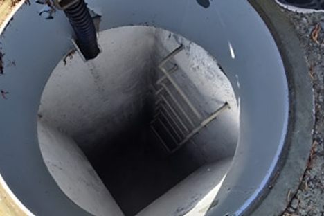 The ladder leading into the interior.